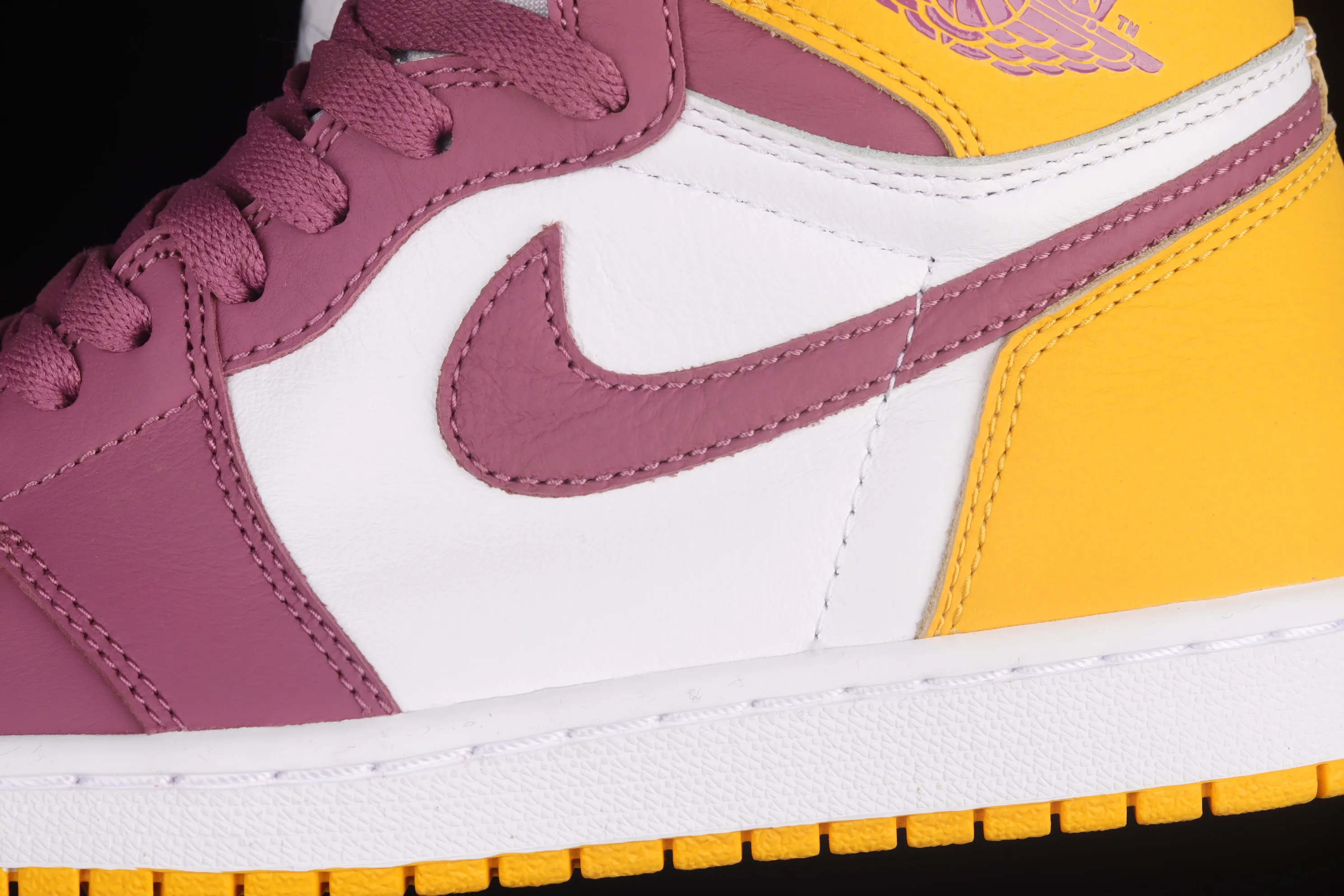 All categories Air Jordan Jordan series basketball shoes Air Jordan 1 High Pure original version Air Jordan 1 "Sail University Red" AJ1 Joe 1 White and Purple Gold Brotherhood high-top basketball shoes 555088-706